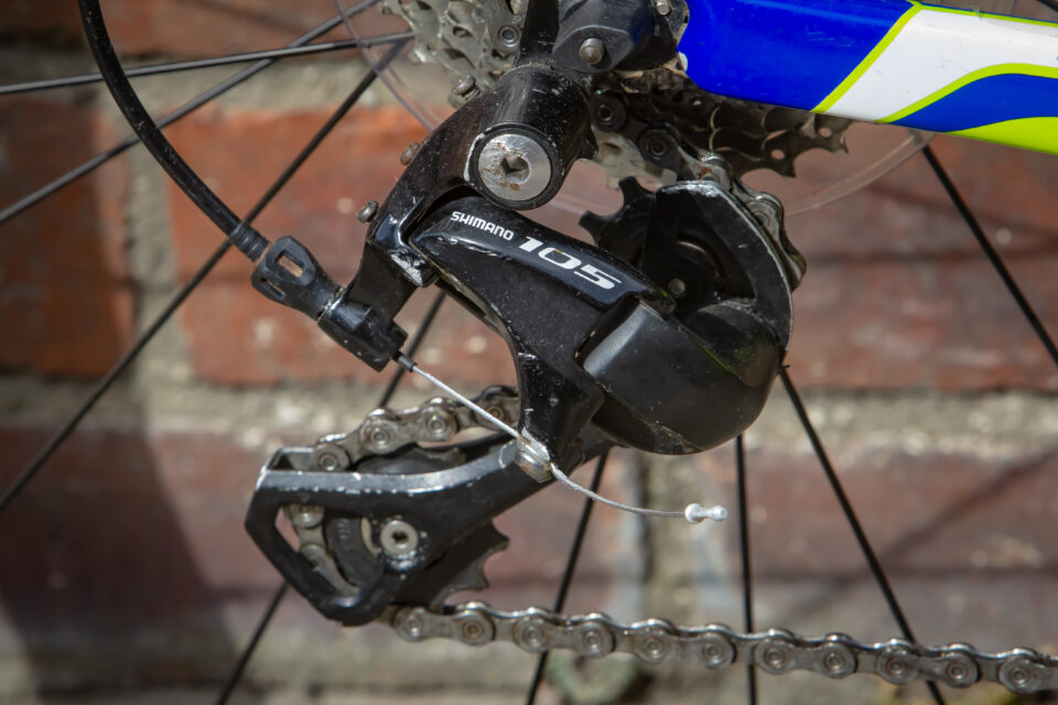 Second-hand axle-fitted rear derailleurs for MTB and road bikes with thru-axle or direct-mount systems