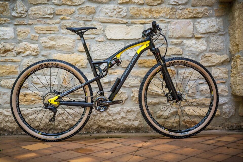 Second-hand cross-country mountain bike with suspension fork and 29-inch wheels
