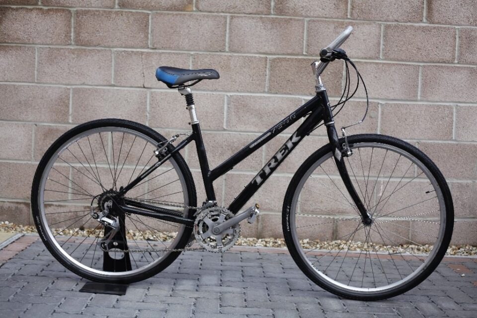 Second-hand hybrid bike with flat handlebars and medium-width tyres