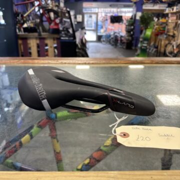 Selle Italia x-ride saddle (like new)