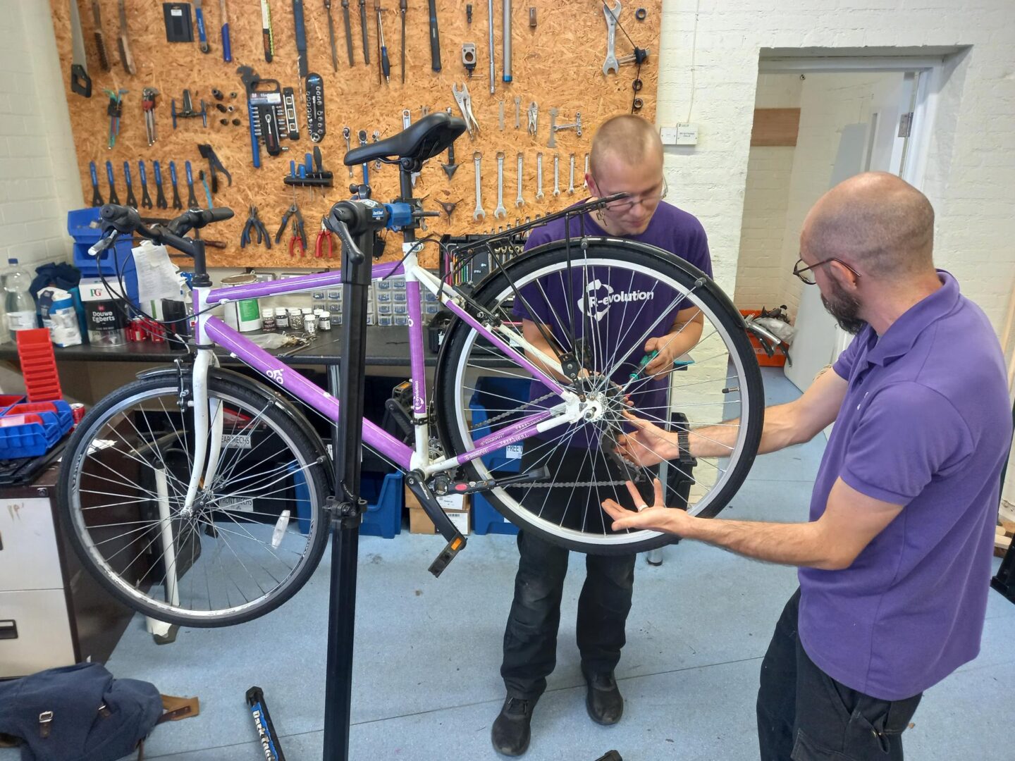 R-evolution cycles -Buy secondhand bikes in hull - on shifta.bike
