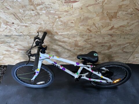Frog 52 Kids Bike – White / Spotty - Grade C for sale in Yorkshire and The Humber by Club Bikes on SHIFTA marketplace. Top quality second-hand bikes online.