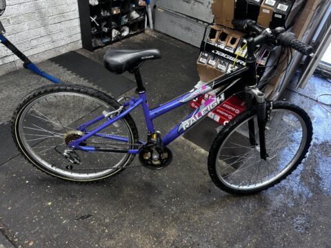 Raleigh free ride ladies mountain bike 18 speed 26” wheels aluminium frame for sale in Biggin hill by Pop In cycles on SHIFTA marketplace. Top quality second-hand bikes online.