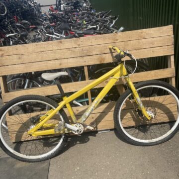2000s Scott dirt jumper for sale in York, North Yorkshire by Recycle York on SHIFTA marketplace. Top quality second-hand bikes online.
