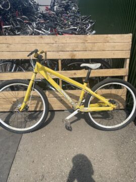 2000s Scott dirt jumper for sale in York, North Yorkshire by Recycle York on SHIFTA marketplace. Top quality second-hand bikes online.