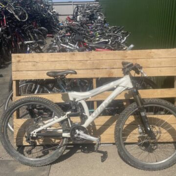 2000s giant full sus for sale in York, North Yorkshire by Recycle York on SHIFTA marketplace. Top quality second-hand bikes online.