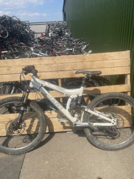 2000s giant full sus for sale in York, North Yorkshire by Recycle York on SHIFTA marketplace. Top quality second-hand bikes online.