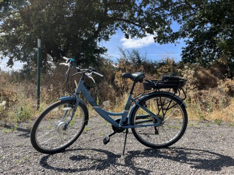 Apollo Metis Electric Bike – Medium – 6 Speed Shimano, 3-Level Pedal Assist for sale in Yorkshire and The Humber by SHIFTA Verified on SHIFTA marketplace. Top quality second-hand bikes online.